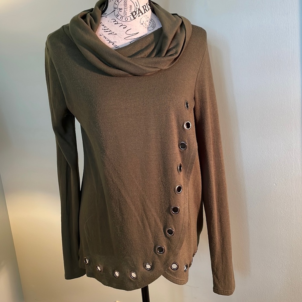 Rafiana hunter green cowl neck sweater. Thin knit